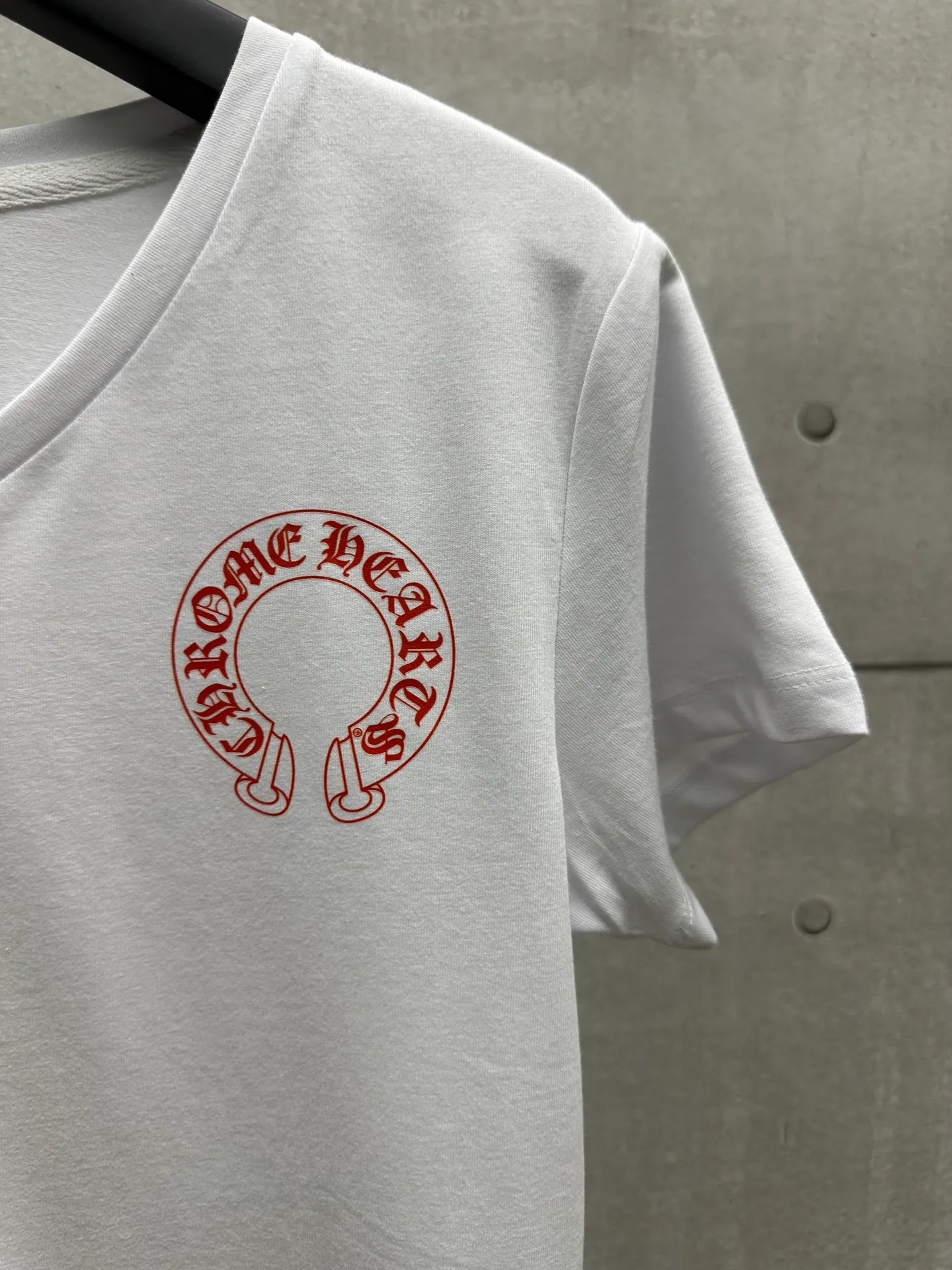 P126 #083 CHROME HEARTS 25SS women's T-shirt Made of 220G original consistent fabric V-neck women's waist style The whole body is made of imported digital direct printing Color: White Size: S M L